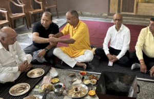 प्रधानमंत्री नरेंद्र मोदी की दीर्घायु व राष्ट्र की उन्नति हेतु अग्रवाल एवं वैश्य समाज ने किया हवन व सहभोज का आयोजन