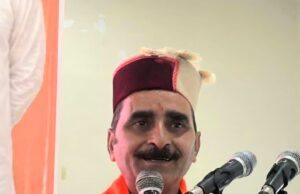 मिट्टी से गड्ढे भरने वाले मंत्री दूसरों को ज्ञान देने से पहले अपने विभाग और शिमला ग्रामीण की बदहाली देखें : प्यार सिंह