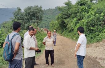 गढ़खल-गुनाई सड़क पर सोयता से मध्याना के बीच टाइल्स बिछाने का काम शुरू
