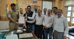 चम्बाघाट–सलोगड़ा क्षेत्र की सुरक्षा व्यवस्था सुदृढ़ करने हेतु वार्ड-4 के पार्षद रोहित भारद्वाज ने डीसी एवं एसपी सोलन को सौंपा ज्ञापन