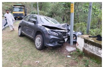 अनियंत्रित कार ने पैराफिट पर बैठी महिला को मारी टक्कर, घायल महिला ने अस्पताल पहुंचने से पहले तोड़ा दम, मौत