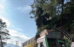भट्टाकुफर में अनियंत्रित ट्रक ने तीन वाहनों को पहुंचाई क्षति, मार्ग अवरुद्ध