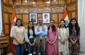 मुख्यमंत्री ने एचपीयू के शोधार्थियों और नादौन के विद्यार्थियों के साथ संवाद किया