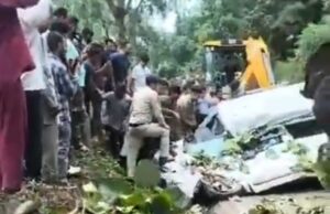 NH 205 पर दर्दनाक हादसा: भराड़ीघाट के दसेरन में कार पर गिरा पत्थर, एक की मौत, दो घायल