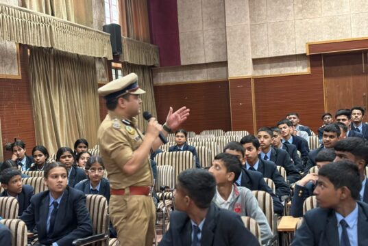 शिमला पुलिस का नशा जागरूकता अभियान: एसपी गौरव सिंह ने छात्रों से की संवाद, रुस्तम योजना के तहत ली शपथ