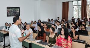 शूलिनी विवि के छात्रों ने देशव्यापी मेगा कैंपेन के तहत नशा-मुक्त रहने की शपथ ली
