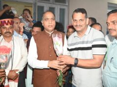 प्रशासनिक अधिकारियों की संख्या कम करने के बजाय अपने मित्रों के खर्चे घटाएँ मुख्यमंत्री : जयराम ठाकुर
