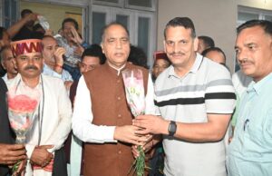 प्रशासनिक अधिकारियों की संख्या कम करने के बजाय अपने मित्रों के खर्चे घटाएँ मुख्यमंत्री : जयराम ठाकुर