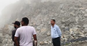 कमरऊ के बागनधार में माइन हादसा: तीन मजदूर, दो वाहन और एक मशीन मलबे में दबी, रेस्क्यू जारी