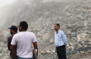 कमरऊ के बागनधार में माइन हादसा: तीन मजदूर, दो वाहन और एक मशीन मलबे में दबी, रेस्क्यू जारी