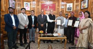 राज्यपाल ने हिमाचल की पारंपरिक हस्तशिल्प कलाओं से जुड़े कारीगरों को जीआई प्रमाण-पत्र प्रदान किए