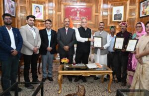 राज्यपाल ने हिमाचल की पारंपरिक हस्तशिल्प कलाओं से जुड़े कारीगरों को जीआई प्रमाण-पत्र प्रदान किए