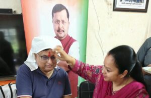 रक्षासूत्र कार्यक्रम में स्वच्छता कर्मियों एवं पुलिस कर्मियों को बांधा रक्षा सूत्र