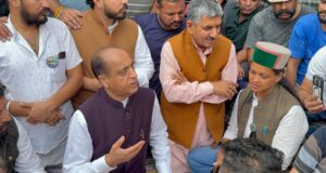 नेता प्रतिपक्ष ने चौड़ा मैदान पहुंचकर आमरण अनशन पर बैठे टैक्सी यूनियन के पदाधिकारियों की सुनीं माँगे, सरकार पर बोला तानाशाही का हमला