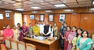 नेता प्रतिपक्ष ने चौड़ा मैदान पहुंचकर आमरण अनशन पर बैठे टैक्सी यूनियन के पदाधिकारियों की सुनीं माँगे, सरकार पर बोला तानाशाही का हमला