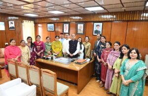 नेता प्रतिपक्ष ने चौड़ा मैदान पहुंचकर आमरण अनशन पर बैठे टैक्सी यूनियन के पदाधिकारियों की सुनीं माँगे, सरकार पर बोला तानाशाही का हमला
