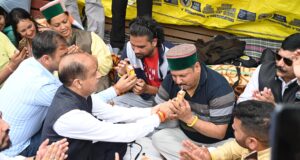 टैक्सी ऑपरेटरों की मांगों पर गोल-गोल जवाब देने के बजाय समाधान निकाले सरकार : जयराम ठाकुर