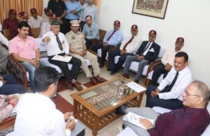 राज्यपाल ने हमीरपुर में पूर्व सैनिकों से की भेंट, शहीदी स्मारक के लिए 5 लाख रुपये देने की घोषणा