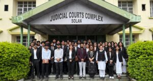 सोलन में लोक अदालत के दौरे के दौरान लीगल एड क्लिनिक के छात्रों को कोर्टरूम का अनुभव