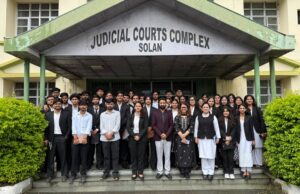 सोलन में लोक अदालत के दौरे के दौरान लीगल एड क्लिनिक के छात्रों को कोर्टरूम का अनुभव