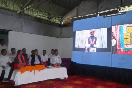 मुख्यमंत्री ने रेणुका जी में पीएमजीएसवाई-4 के तहत 28.22 करोड़ रुपये की लागत से निर्मित होने वाली पांच सड़क परियोजनाओं के शिलान्यास किए