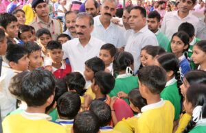 विद्यार्थियों से मुख्यमंत्री का संवाद, करियर से लेकर स्वच्छता और पेपर लीक तक हुए सवाल