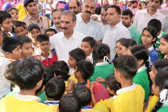 विद्यार्थियों से मुख्यमंत्री का संवाद, करियर से लेकर स्वच्छता और पेपर लीक तक हुए सवाल