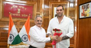 प्रसिद्ध पहलवान ‘द ग्रेट खली’ ने राज्यपाल से शिष्टाचार भेंट की