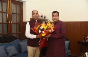 नई दिल्ली में केंद्रीय मंत्री नितिन गडकरी और भाजपा राष्ट्रीय महासचिव स्मृति ईरानी से जयराम ठाकुर की शिष्टाचार भेंट