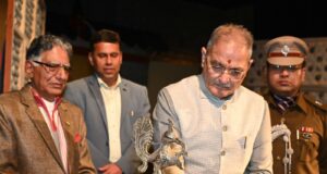राज्यपाल ने लोगों से घरों में अपनी स्थानीय बोलियां बोलने और युवा पीढ़ी को हिमाचल की समृद्ध सांस्कृतिक विरासत से जोड़ने का किया आह्वान