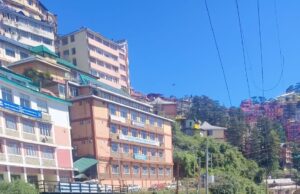 शिमला में देवनगर के पास सड़क मरम्मत, यातायात प्रभावित