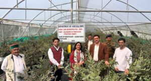 मनमोहन शर्मा ने धारों की धार में प्रगतिशील बागवान करण सिंह द्वारा स्थापित ब्लूबेरी फ्रंट लाइन डेमोंस्ट्रेशन इकाई का किया दौरा