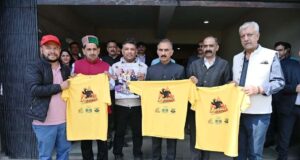 मुख्यमंत्री ने मनाली मैराथन के चौथे संस्करण के लिए टी-शर्ट का अनावरण किया