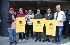 मुख्यमंत्री ने मनाली मैराथन के चौथे संस्करण के लिए टी-शर्ट का अनावरण किया