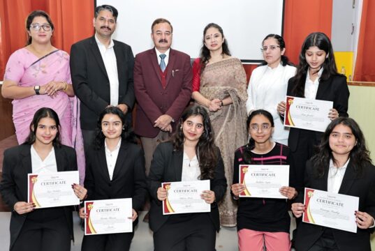 शूलिनी विवि के छात्रों ने मूट कोर्ट प्रतियोगिता जीती