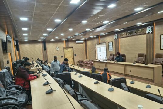 नगर निगम सोलन के आयुक्त ने जलापूर्ति संबंधी समस्याओं की समीक्षा की; अधिकारियों को शहर में नियमित और पर्याप्त जलापूर्ति सुनिश्चित करने के निर्देश दिए